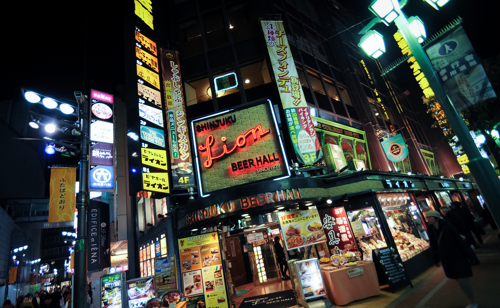 Le quartier de Shinjuku vu de nuit